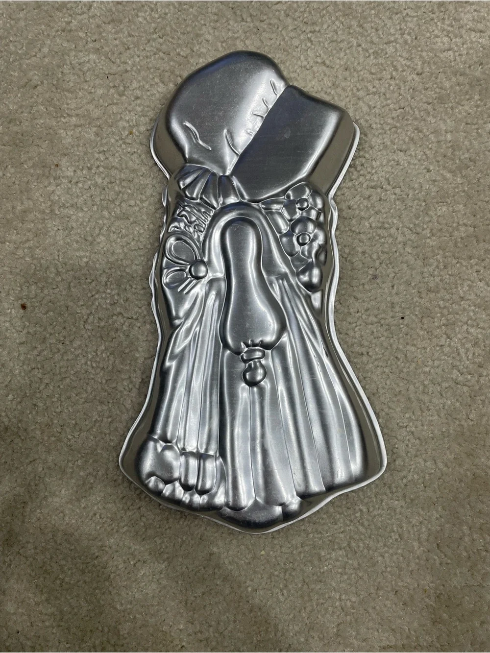 Vintage Wilton aluminum holly hobbie cake pan